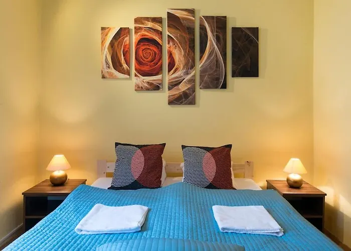 Big Cosy Retro Apt, Free Parking, 15Min Oldtown & Kazimierz - By Homelike Krakow